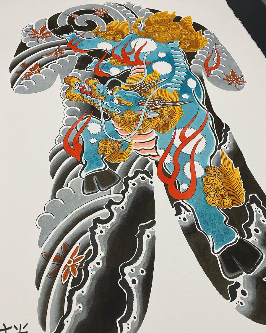 Detalle del diseño del Kirin en tonos turquesa y dorado