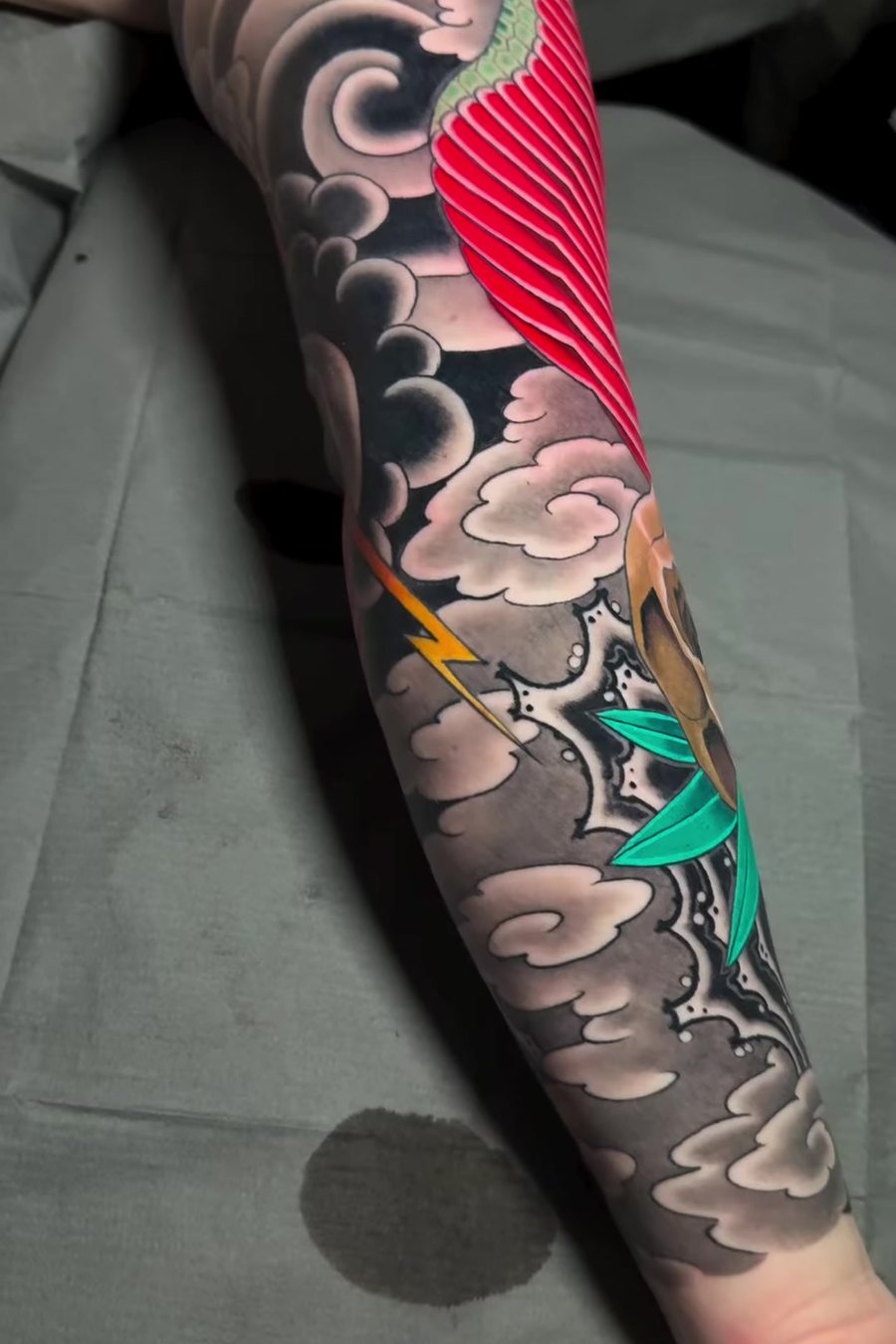 Detalle de manga japonesa con nubes grises y serpiente roja