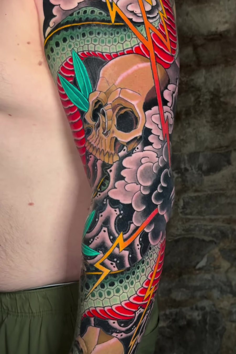 Manga completa neojaponesa con serpiente verde, calavera y peonías