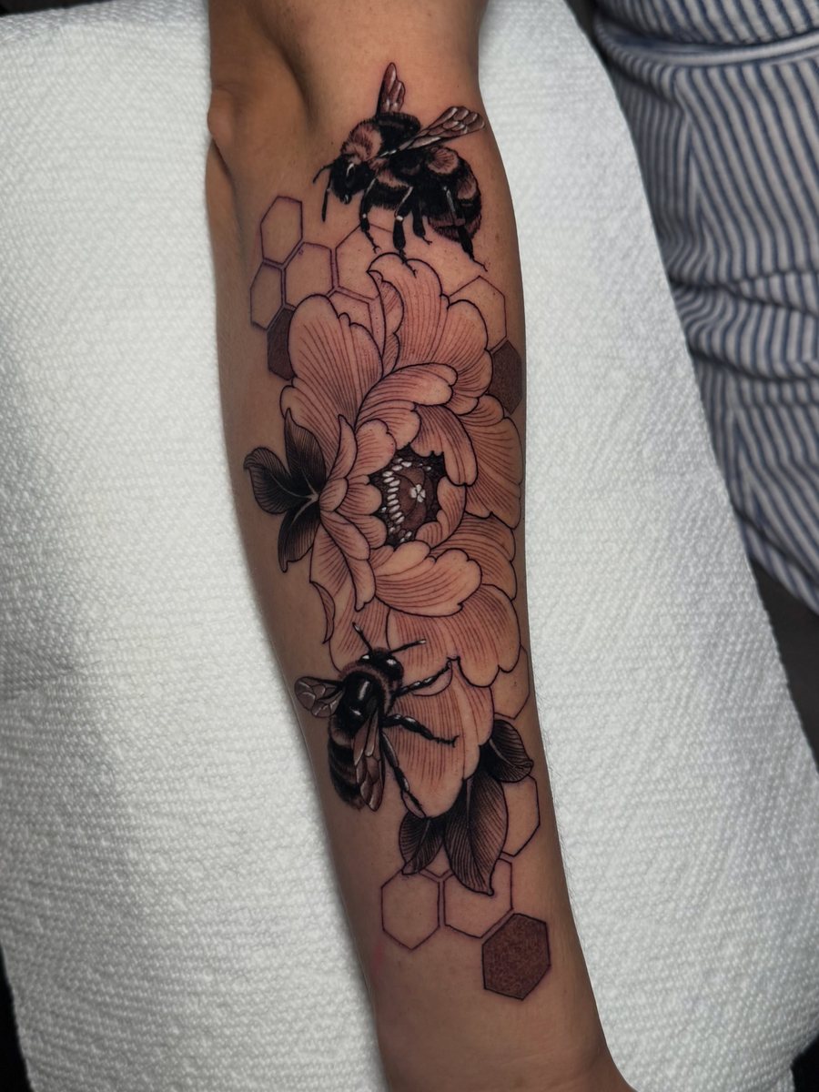 Tatuaje en antebrazo de peonía con abejas y panal en tonos negros