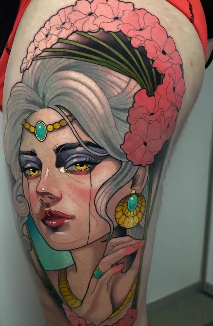 Tatuaje neotradicional de una mujer con flores rosadas y joyas turquesa en el muslo, pieza ganadora del 1º lugar en Summer Ink Chile
