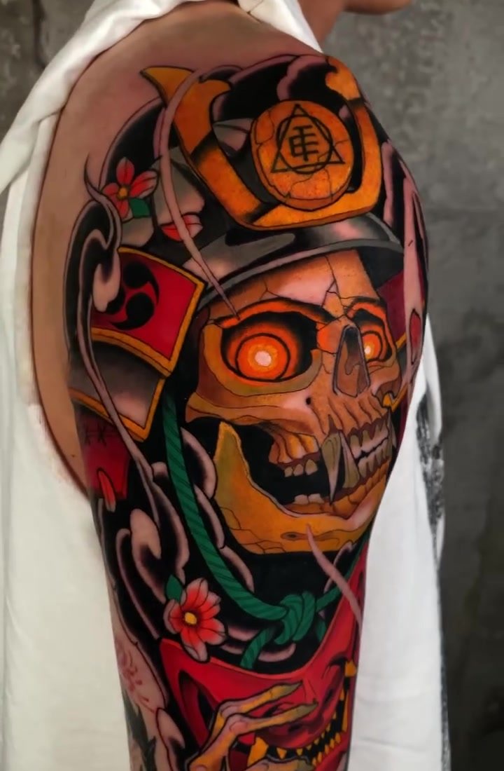 Tatuaje neotradicional de calavera samurái con ojos encendidos en el brazo